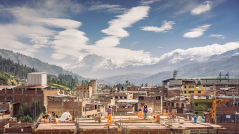 Bâtisseurs sur un toit, Huaraz, Pérou