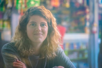 Bénédicte surprise dans un reflet